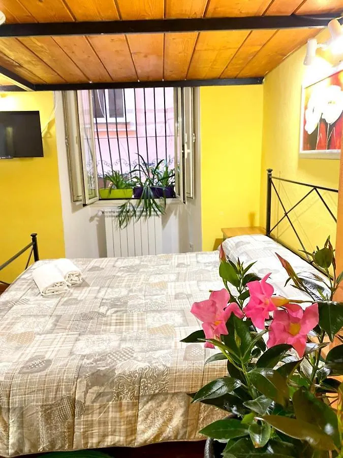 Guest house La Casa Verde Roma - Free Secure Parking If You Book 3 Nights