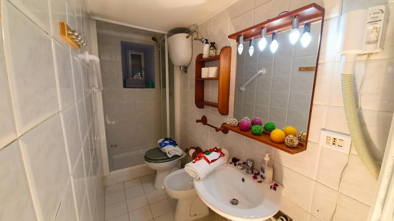Guest house La Casa Verde Roma - Free Secure Parking If You Book 3 Nights